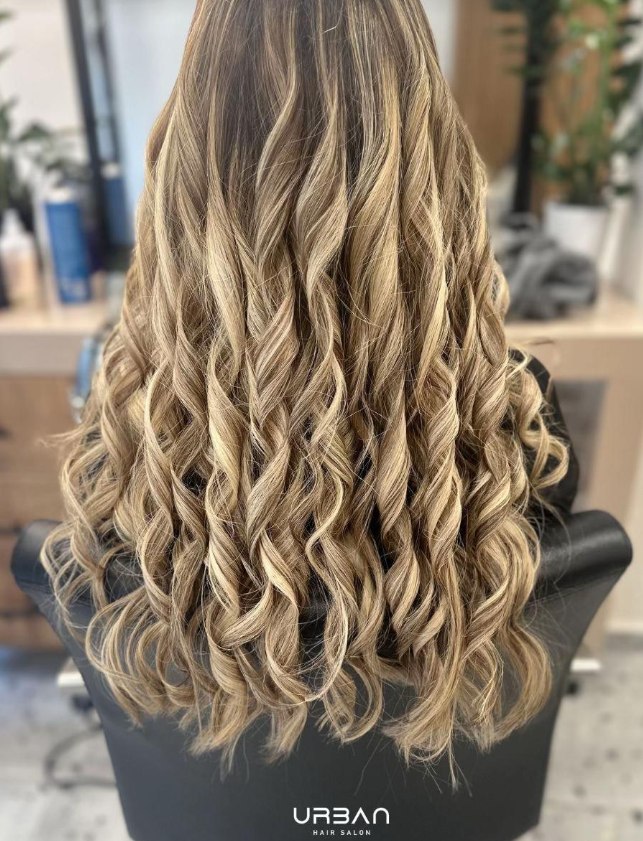 Μπούκλες με ανταύγειες · Curly balayage