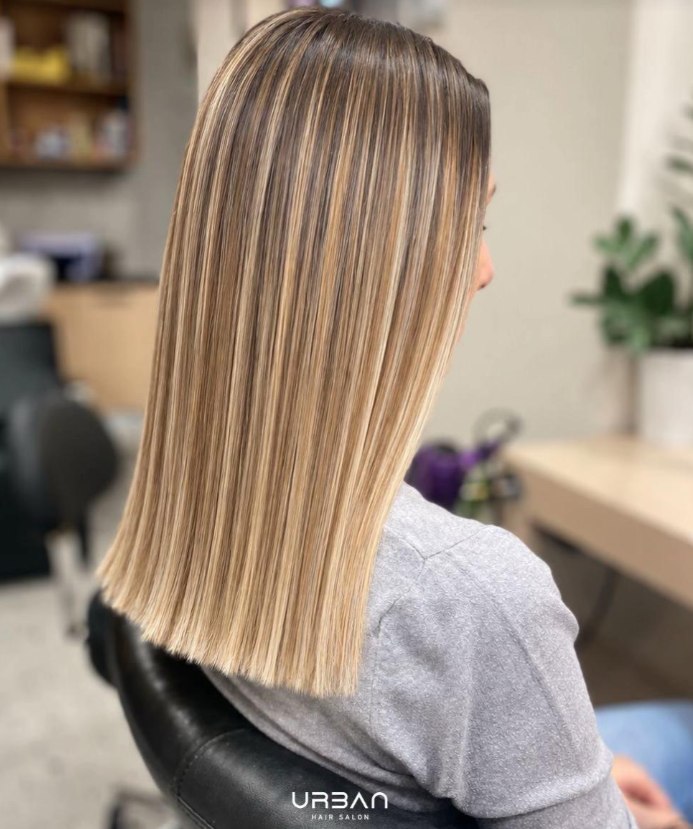 Ίσια μαλλιά με ανταύγειες · Sleek balayage